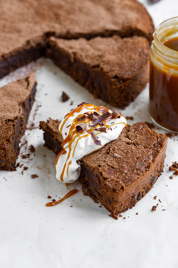 Brownie Cake | thecozyapron.com