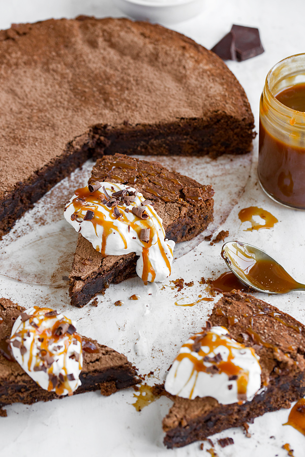 Brownie Cake | thecozyapron.com