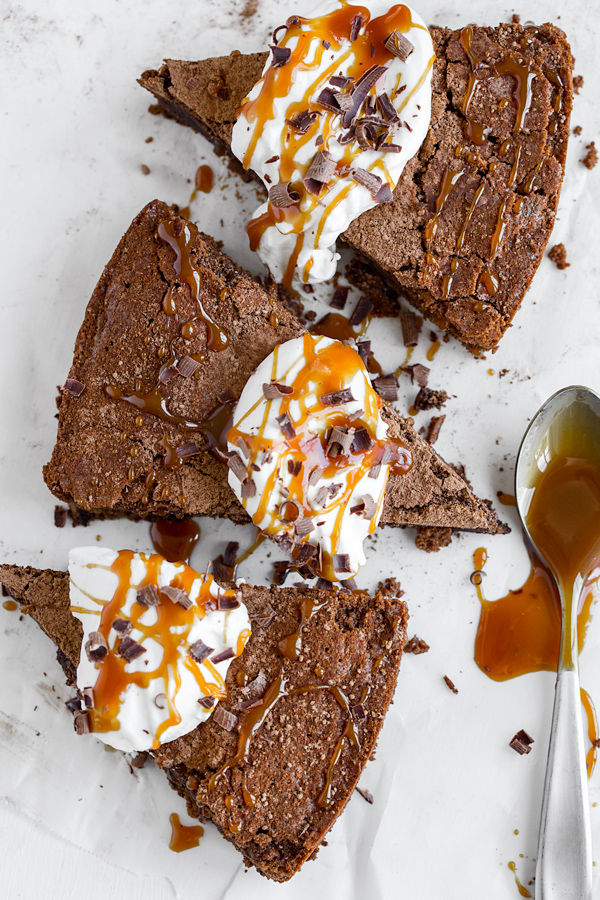 Brownie Cake | thecozyapron.com
