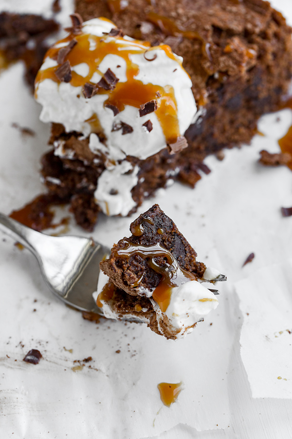 Brownie Cake | thecozyapron.com