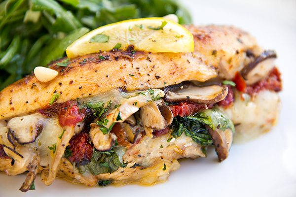 Spinach Stuffed Chicken | thecozyapron.com
