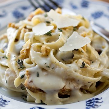 Parmesan Roasted Garlic Cream Sauce with Fettuccine | thecozyapron.com
