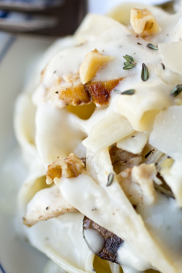 Parmesan Roasted Garlic Cream Sauce with Fettuccine | thecozyapron.com