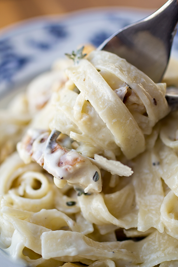 Parmesan Roasted Garlic Cream Sauce with Fettuccine | thecozyapron.com