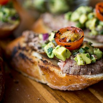 Crostini with Grilled Steak | thecozyapron.com