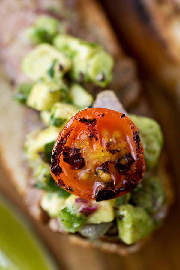 Crostini with Grilled Steak and Grilled Tomato | thecozyapron.com