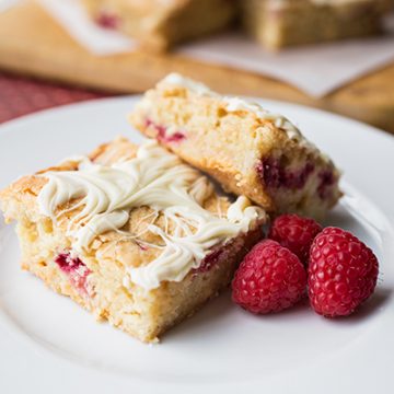 White Chocolate Blondies with Raspberries | thecozyapron.com