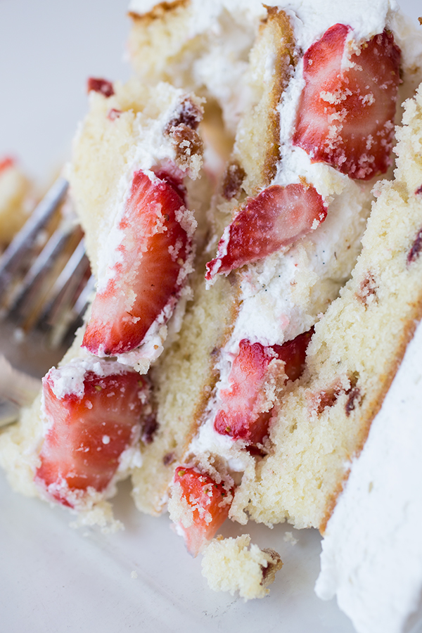 Strawberry Cake | thecozyapron.com
