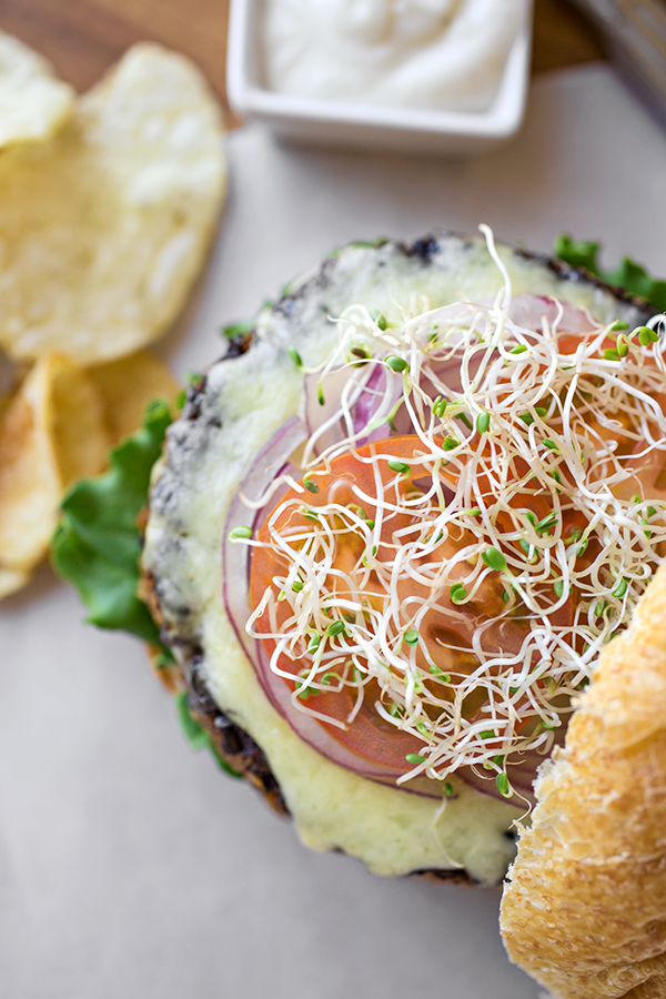 Veggie Burger | thecozyapron.com