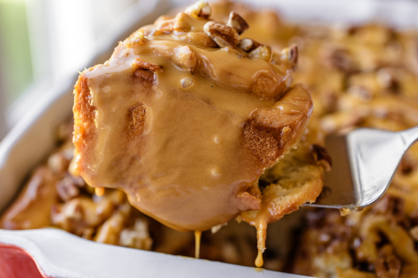 Caramel Apple Cinnamon Rolls | thecozyapron.com