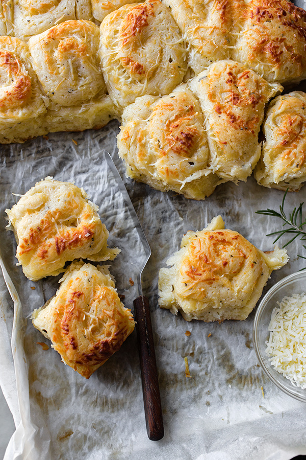 Dinner Rolls | thecozyapron.com