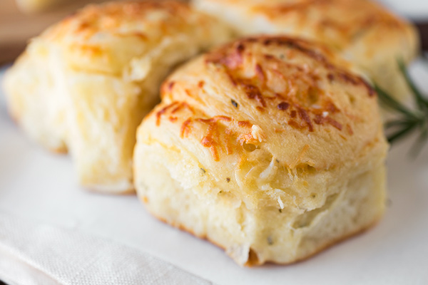 Dinner Rolls | thecozyapron.com