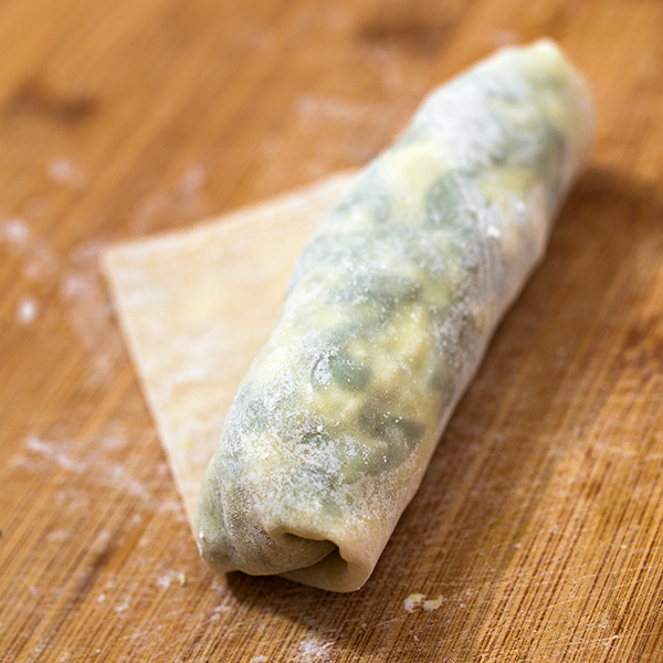 Rolling Chicken Egg Rolls with Spinach | thecozyapron.com