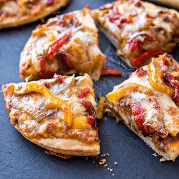 Chicken Fajita Pizza | thecozyapron.com