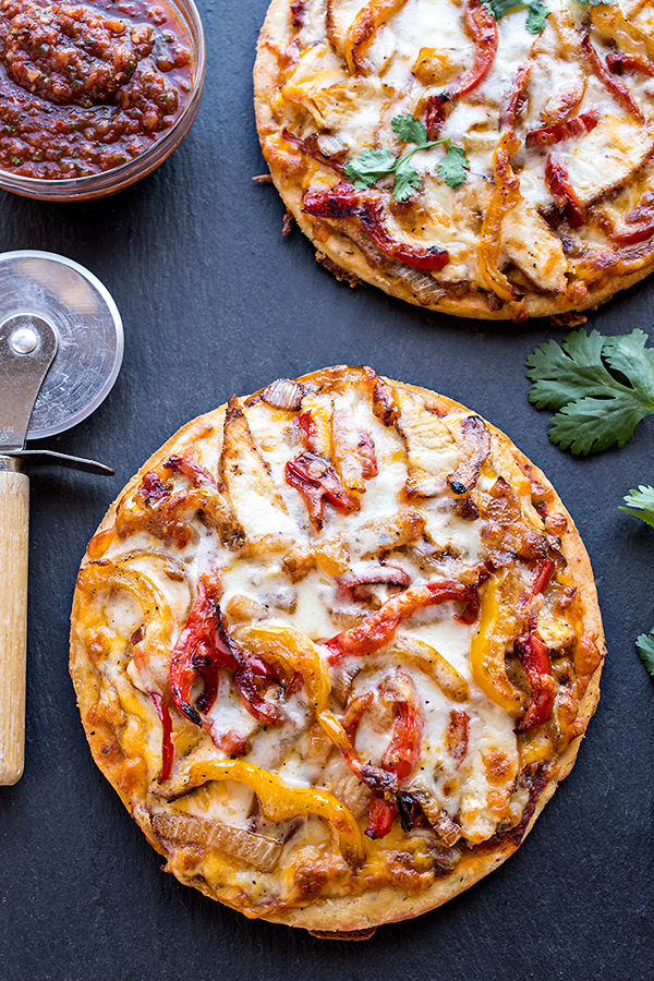 Chicken Fajita Pizza | thecozyapron.com