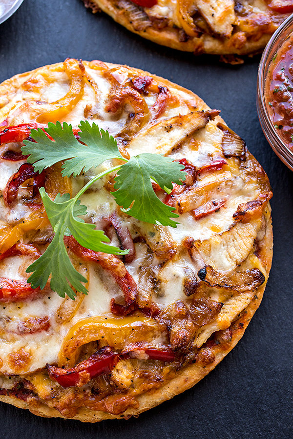 Chicken Fajita Pizza | thecozyapron.com