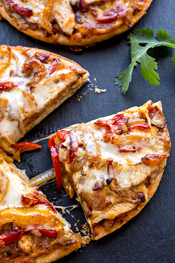 Sliced Chicken Fajita Pizza | thecozyapron.com