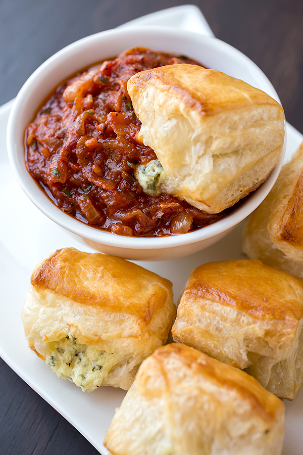 Spinach Puff Pastry with Tomato-Onion Chtuney | thecozyapron.com