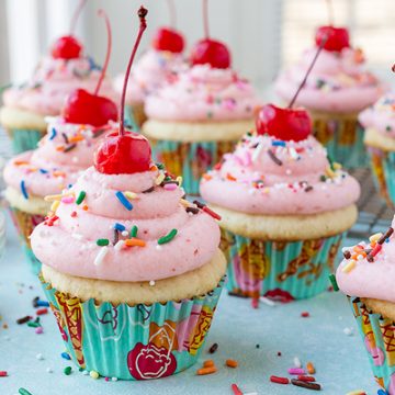 Strawberry Sundae Cupcakes | thecozyapron.com