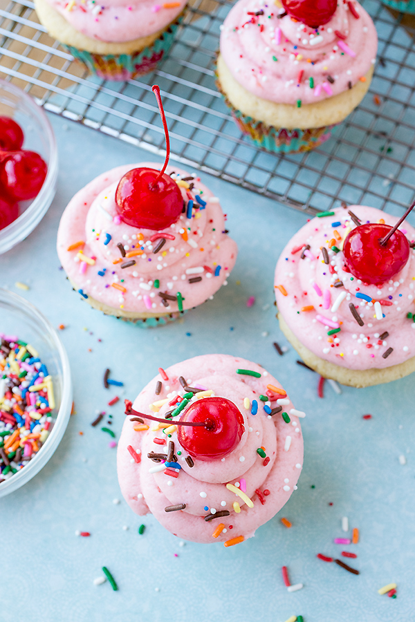 Strawberry Sundae Cupcakes | thecozyapron.com