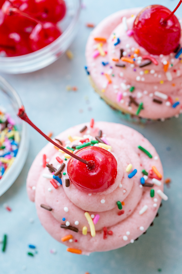 Strawberry Sundae Cupcakes | thecozyapron.com