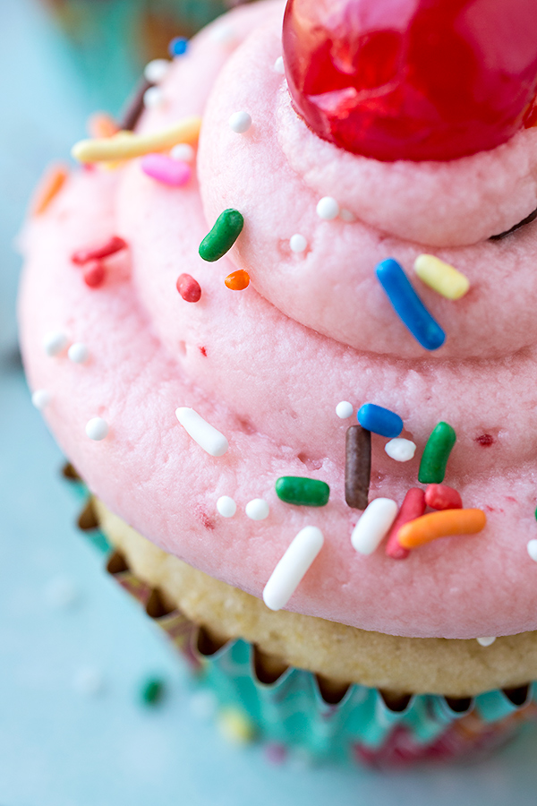 Strawberry Sundae Cupcakes | thecozyapron.com
