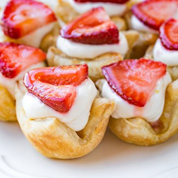 Strawberry Tartlets with Lemon Cream | thecozyapron.com