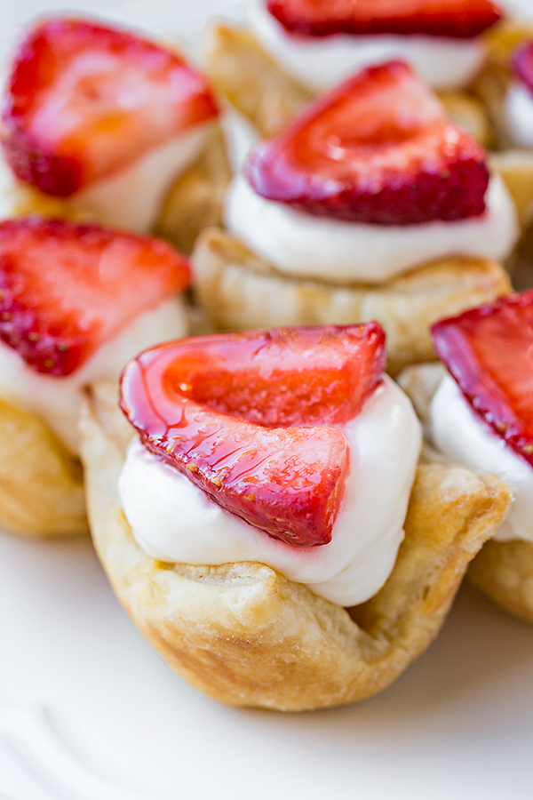 Strawberry Tartlets with Lemon Cream | thecozyapron.com