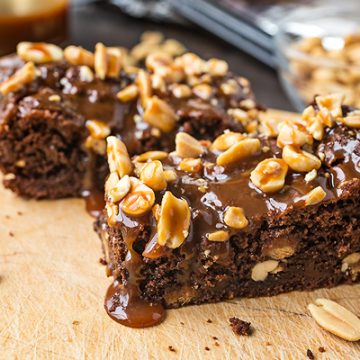 Snickers Brownies | thecozyapron.com