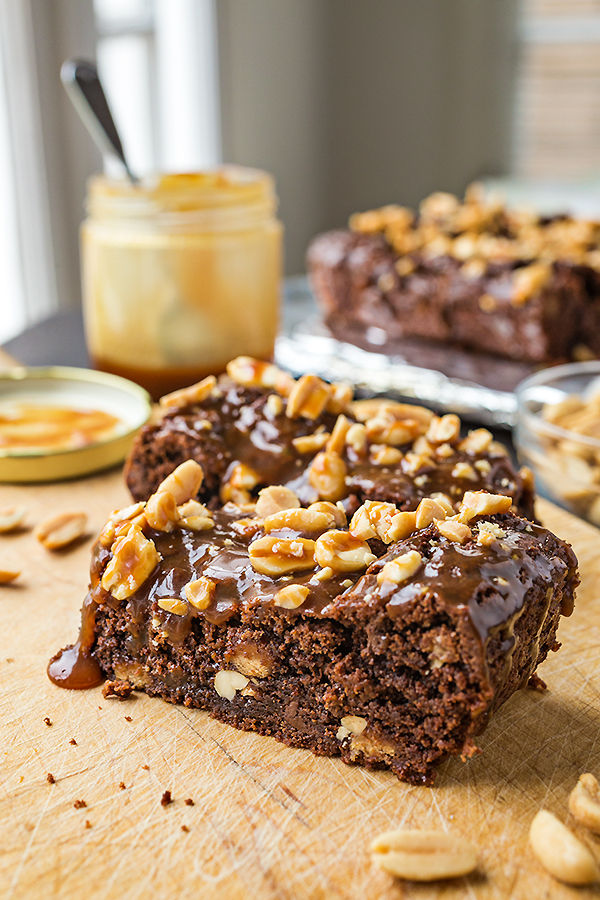 Snickers Brownies | thecozyapron.com