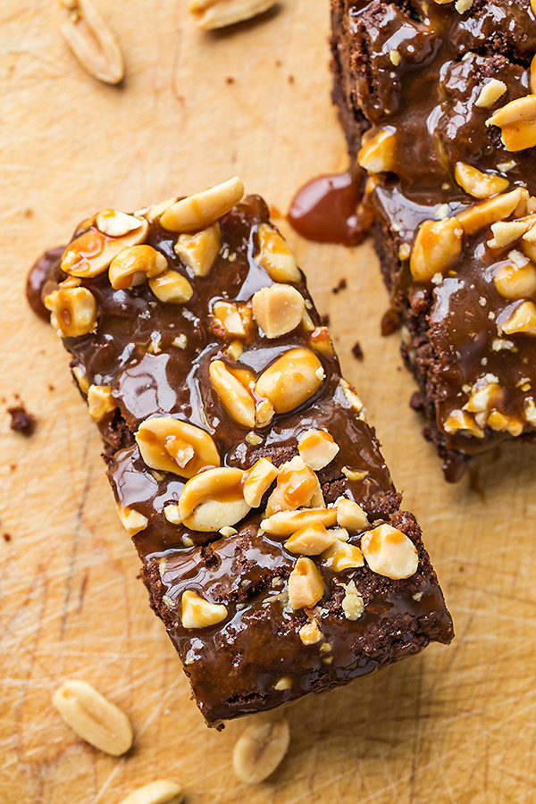 Snickers Brownies | thecozyapron.com
