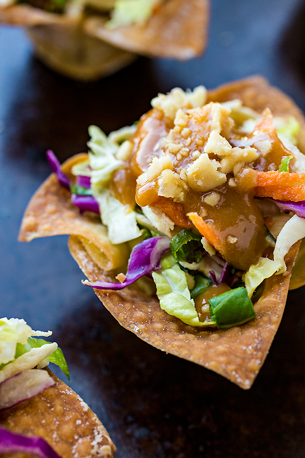 Thai Chicken Salad Wonton Cups | thecozyapron.com