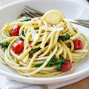 Sunshine Bucatini with Blistered Grape Tomatoes and Broccolini | thecozyapron.com