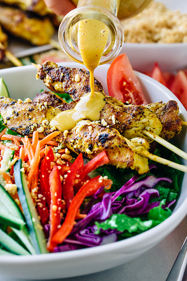 Thai Chicken Satay Salad with Sweet Peanut Sauce| thecozyapron.com
