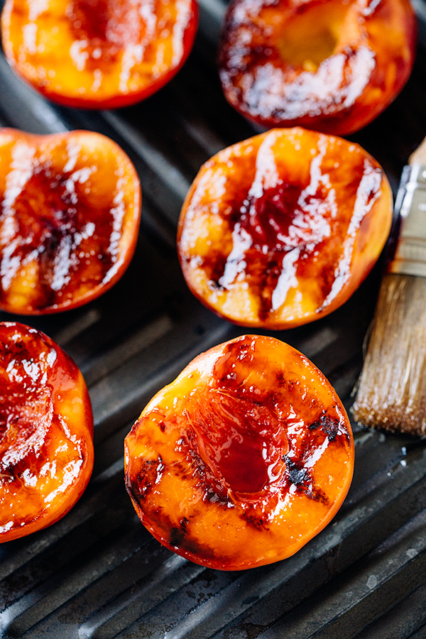 Grilled Peaches | thecozyapron.com