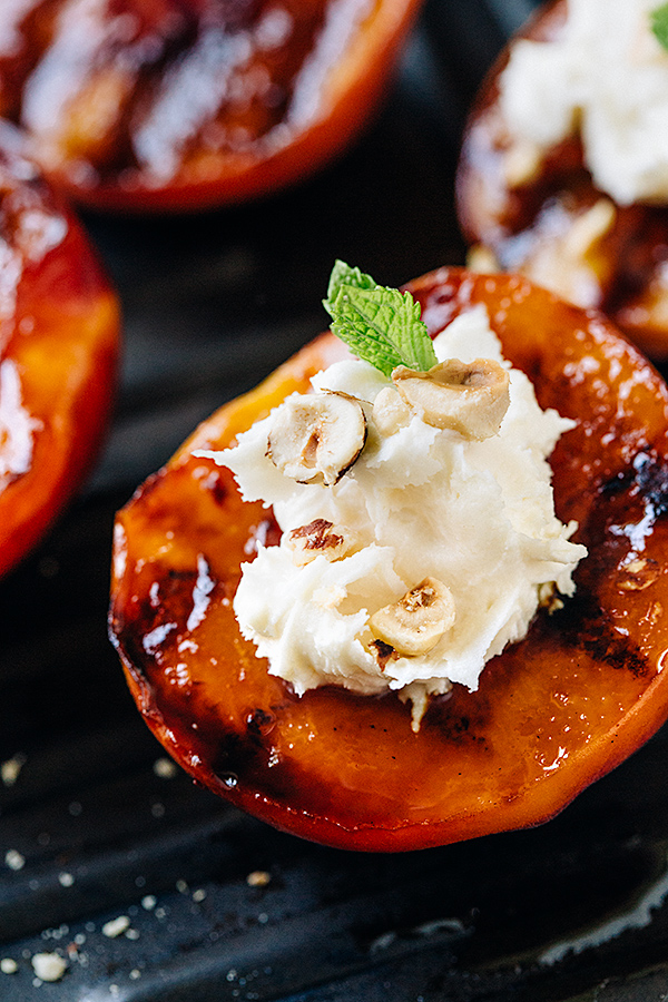 Grilled Peaches with Vanilla Mascarpone | thecozyapron.com
