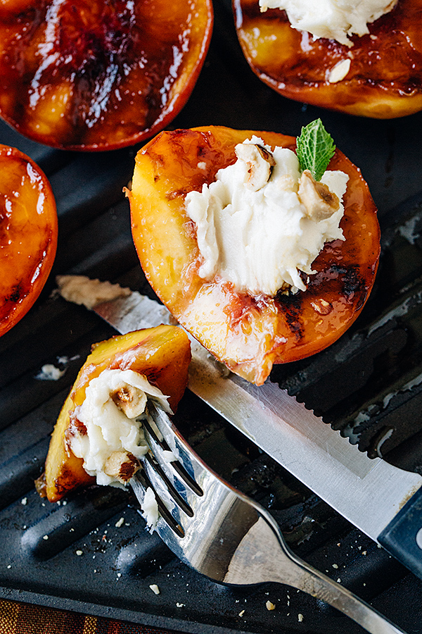 Grilled Peaches with Vanilla Mascarpone | thecozyapron.com