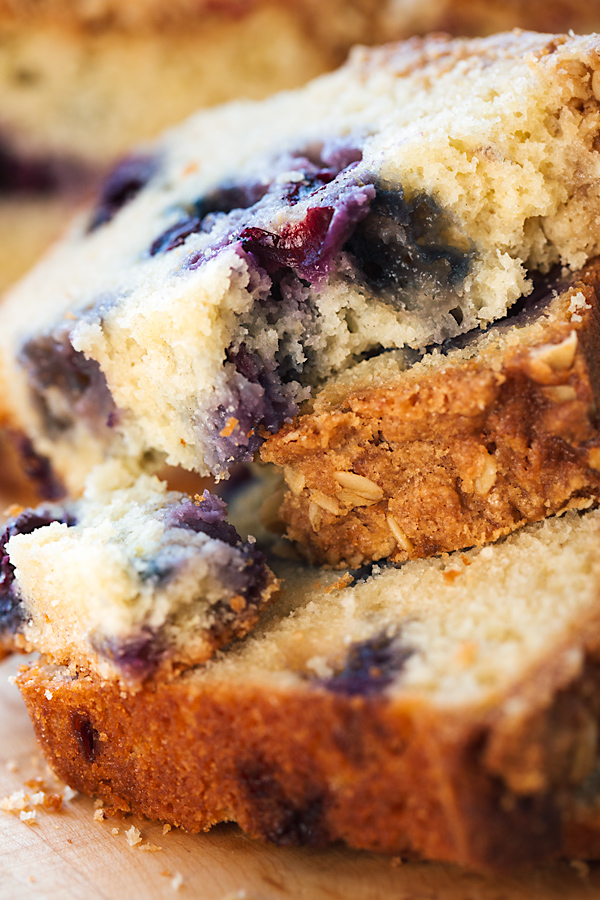 Blueberry Bread with Oat Streusel Topping | thecozyapron.com