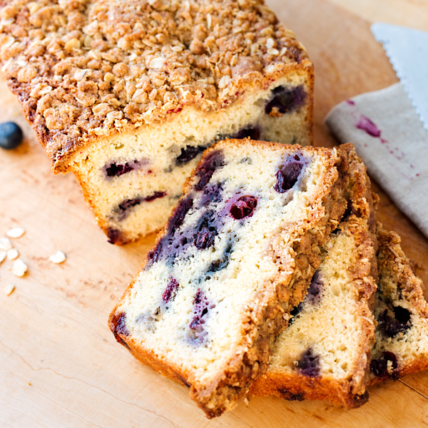 Blueberry Bread with Oat Streusel Topping | thecozyapron.com