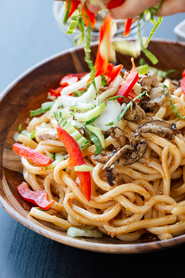 Udon Noodles and veggies tossed with Garlic and Sesame | thecozyapron.com