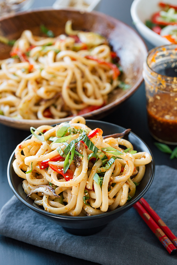 A bowl of Udon Noodles with Garlic and Sesame | thecozyapron.com