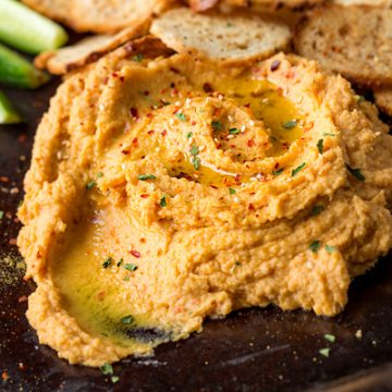 Roasted Garlic Hummus | thecozyapron.com