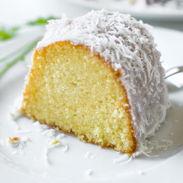 Lemon Bundt Cake | thecozyapron.com