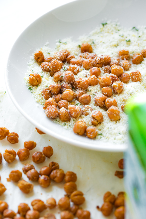 Oven Roasted Chickpeas in Garlic-Parmesan Seasoning | thecozyapron.com