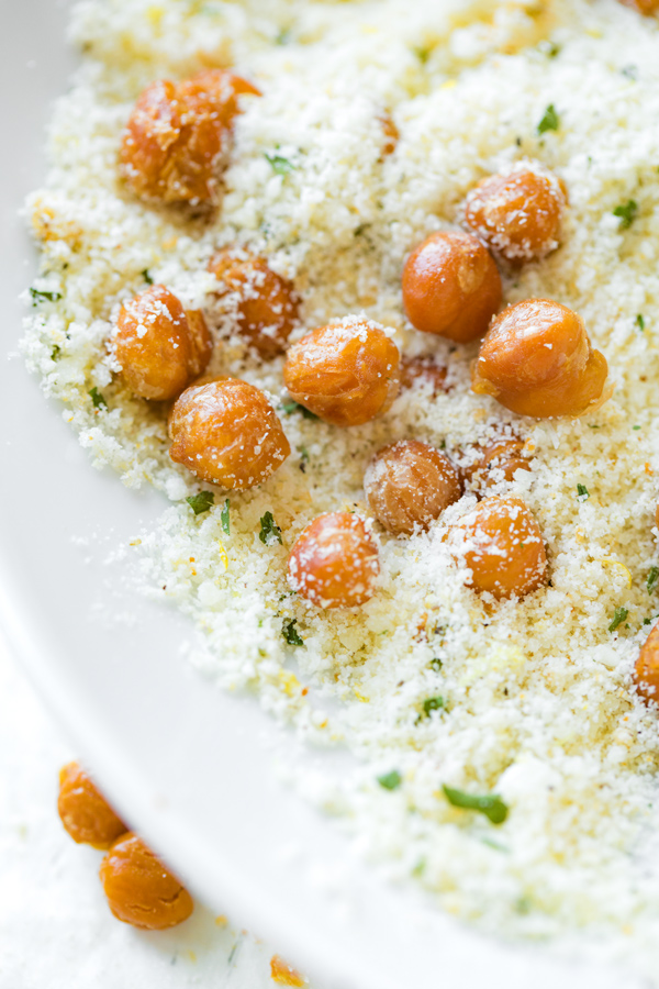 Oven Roasted Chickpeas in Garlic-Parmesan Seasoning | thecozyapron.com