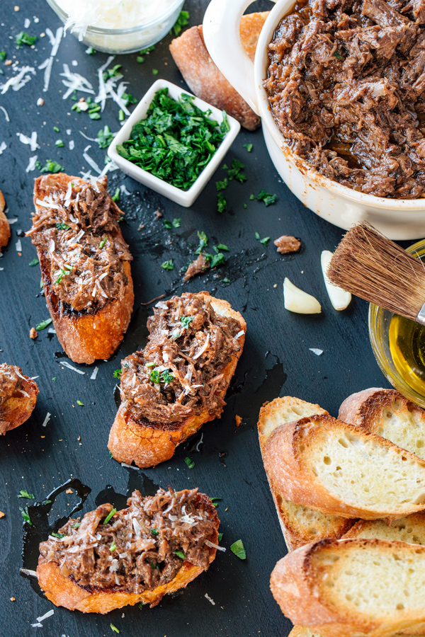 Red Wine Braised Short Ribs on garlic crostini | thecozyapron.com