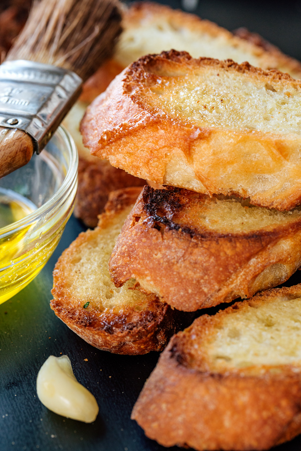 Garlic Crostini for Red Wine Braised Short Ribs | thecozyapron.com
