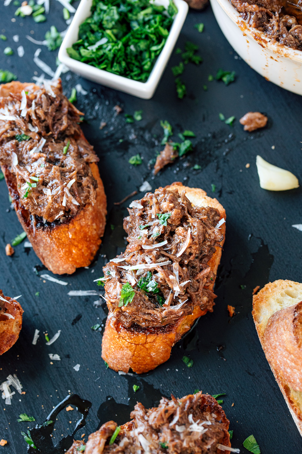 Red Wine Braised Short Ribs on garlic crostini | thecozyapron.com