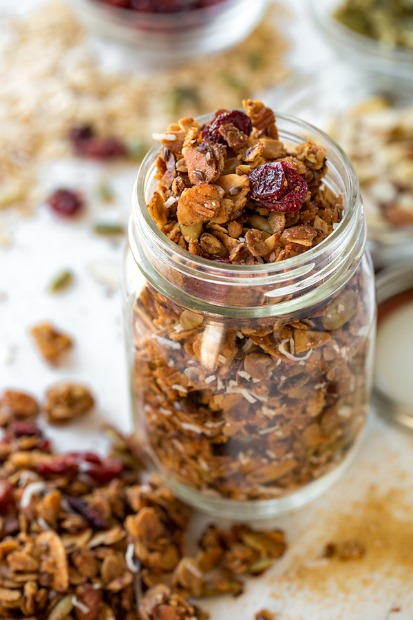 Homemade Granola in a Mason Jar | thecozyapron.com