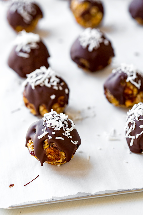 No Bake Energy Bites on a Tray | thecozyapron.com